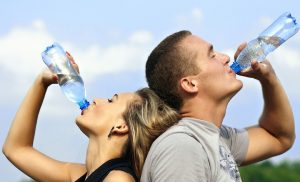 Beber abundante agua ayuda a prevenir la cistitis